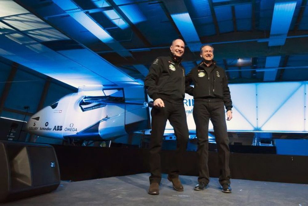  Bertrand Piccard (til høyre) sammen med kompanjong Andre Borschberg. (Foto: Solar Impulse, Revillard)