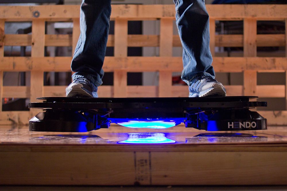 Dette bildet viser hvordan brettet svever omtrent en tomme over bakken. 