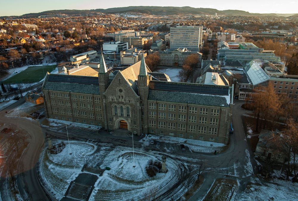 Her er den ærverdige hovedbygningen ved NTNU Gløshaugen i Trondheim. 