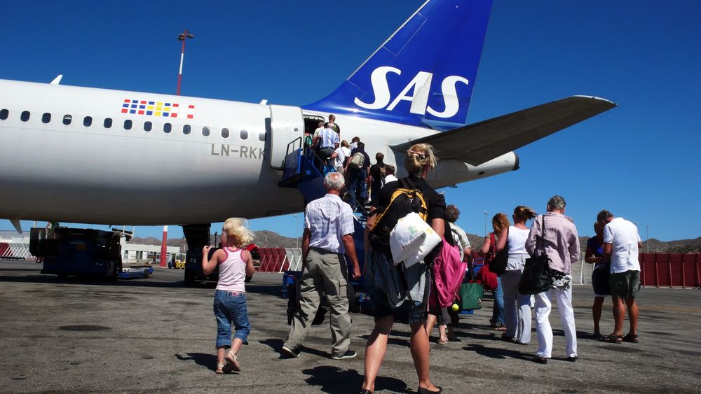  Vrir om: Her går turister om bord på et SAS-fly. Selskapet vil nå forplikte seg til mer miljøvennlig drivstoff. 