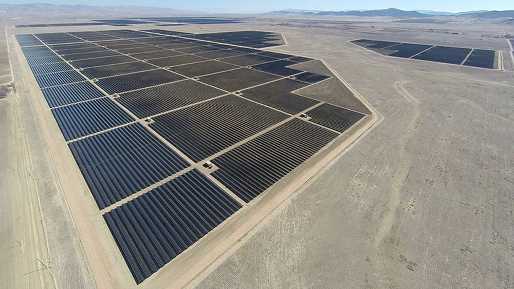 Topaz Solar-anlegget i California har en installert effekt på 550 MW. 