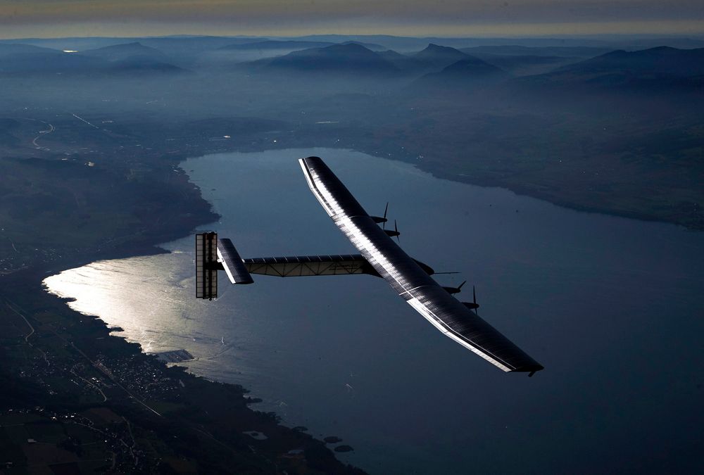 Solar Impulse 2: Fra testflyvningen utført i september. Her flyr testpilot Markus­ Scherdel over Neuchatel-sjøen