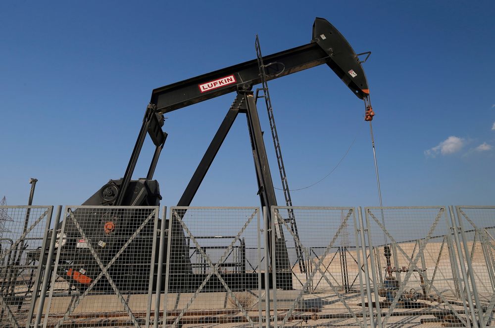  Få tror at de store oljeprodusentene i verden vil kutte på torsdagens OPEC-møtet. Bildet viser oljepumping i Bahrain. 