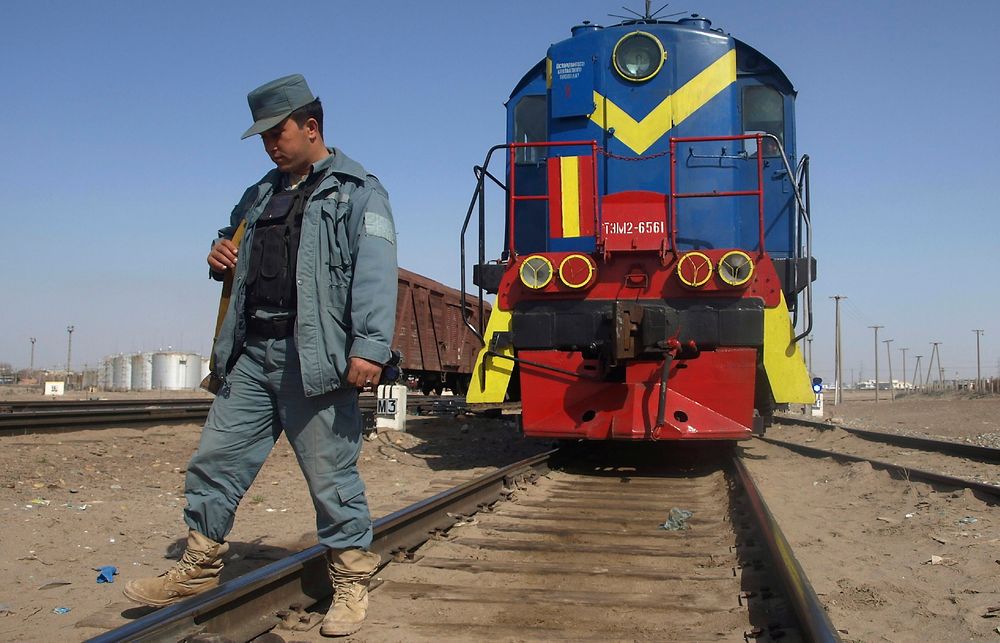 En av de mange politimennene som vokter jernbanelinjen i det nordlige Afganistan. 