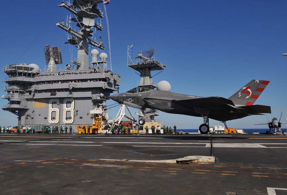 Bremsekroken på testflyet CF-3 hekter seg fast i wiren på dekket på USS Nimitz i det F-35C lander på et hangarskip for første gang. 