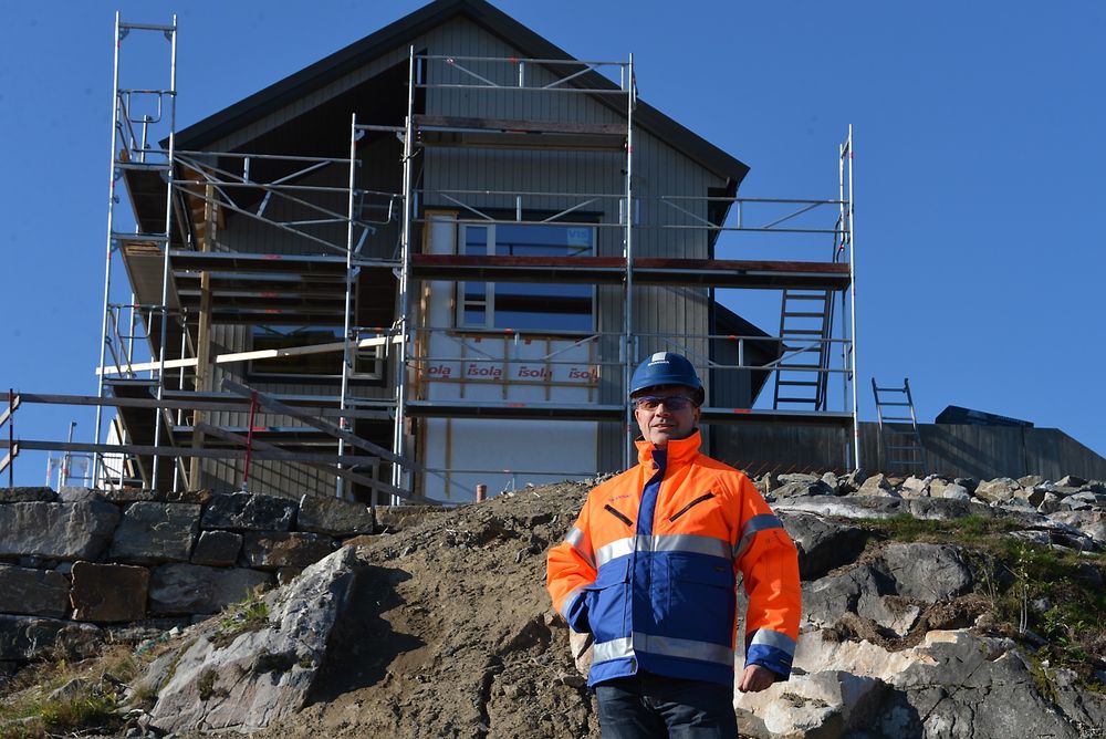 SJEFEN PÅ PLASS: Skanskas Roald Rasmussen er prosjektleder for nullhusboligfeltet på Skarpnes poserer gjerne foran den første eneboligen på feltet.