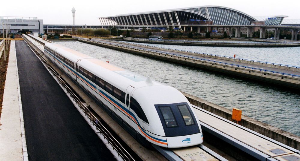 I Shanghai kører Maglev-toget med en tophastighet på 430 kilometer i timen. Hvor raskt det russiske toget skal kjøre er ikke offentliggjort.