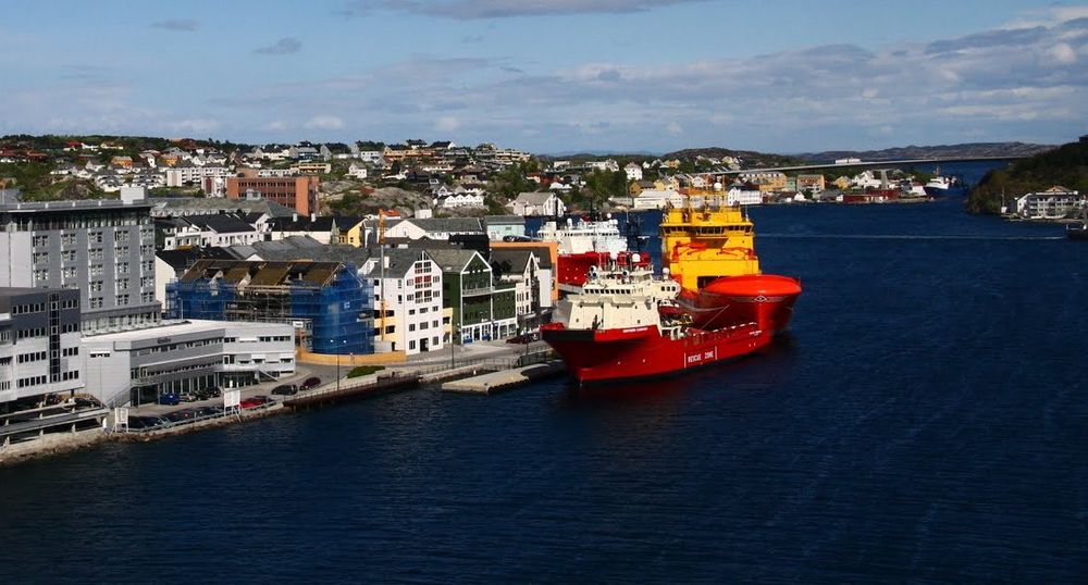 Sot og støy: Hvert døgn ligger tre-fire forsyningsskip til kai i Kristiansund. Det betyr mye lokal forurensning og støy. Med landstrøm skulle  problemet fjernes. Det vil ta litt mer tid enn først antatt.