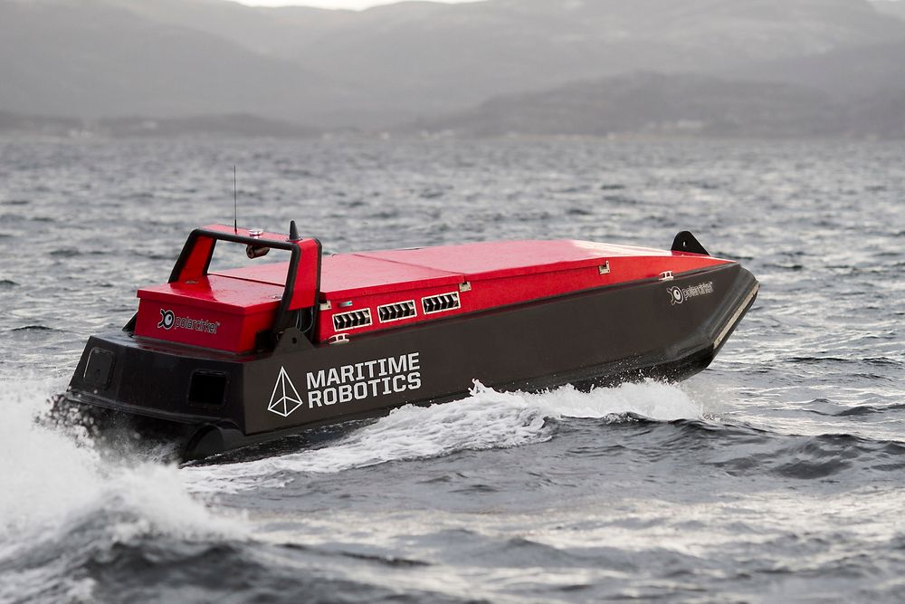 Autonom: Det førerløse fartøyet til Maritime Robotics har vært testet i Trondheimsfjorden i lengre tid. Nå er det også utstyrt med multisonar fra Norbit for å kartlegge havbunnen. Båten er ca. 6 meter lang og veier 1,7 tonn. 