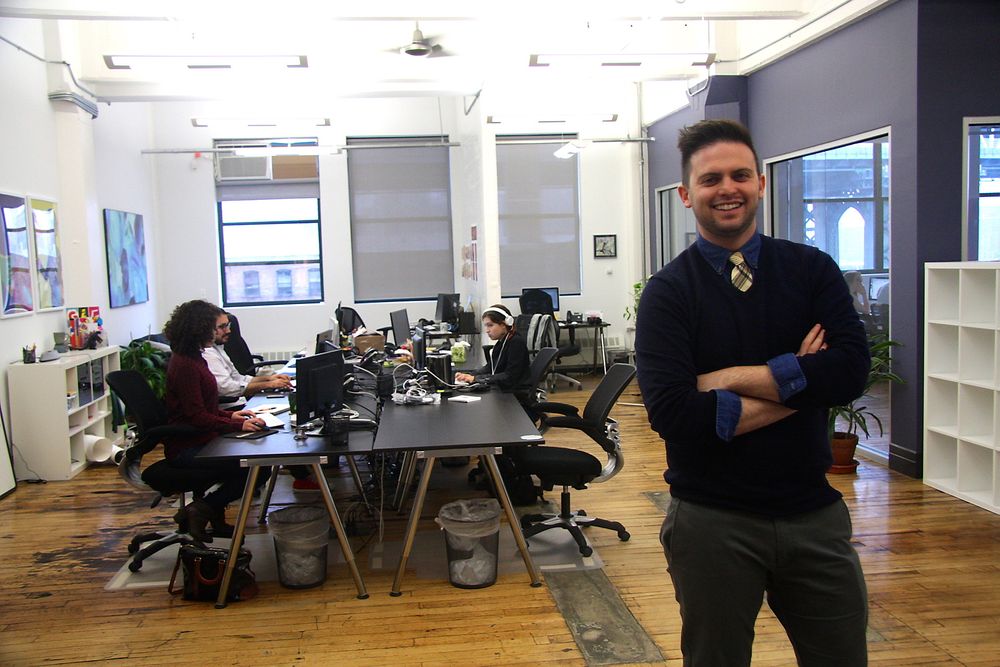 - Det er ganske sjelden vi møter på elever som sier "jeg liker bare opera". Hip hop og rap fungerer for de fleste, sier Flocabulary-grunnlegger Alex Rappaport. Her på sitt kontor i Dumbo, Brooklyn.