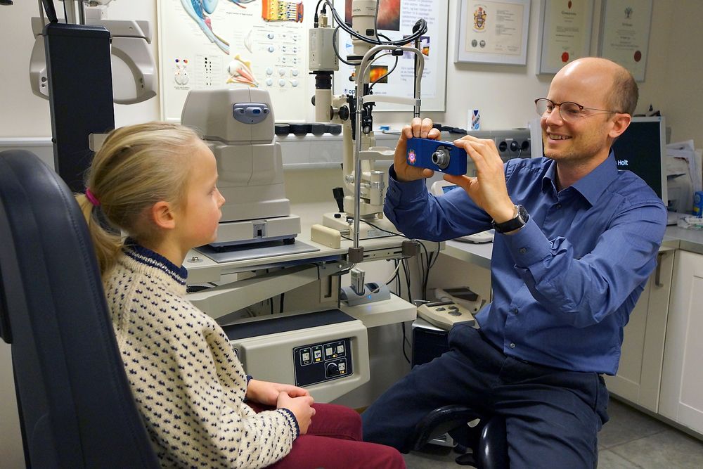 Tester: Optometrist Erik Robertstad i Interoptik Holt i Tønsberg er den første her i landet som bruker det nye kameraet når han tester om barn skjeler. Det gjør det mye enklere å avsløre feil i øynenes stilling samtidig som det gjør at man får like og konsistente svar på testene.  