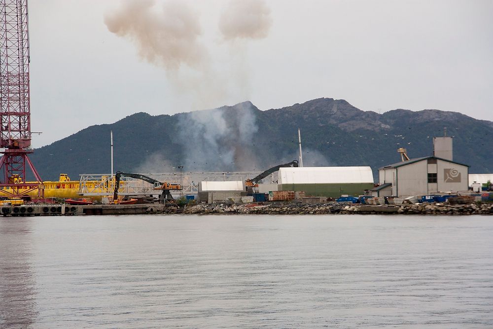 Snart bare en støvsky å se der Goliat sekunder tidligere kneiset. 