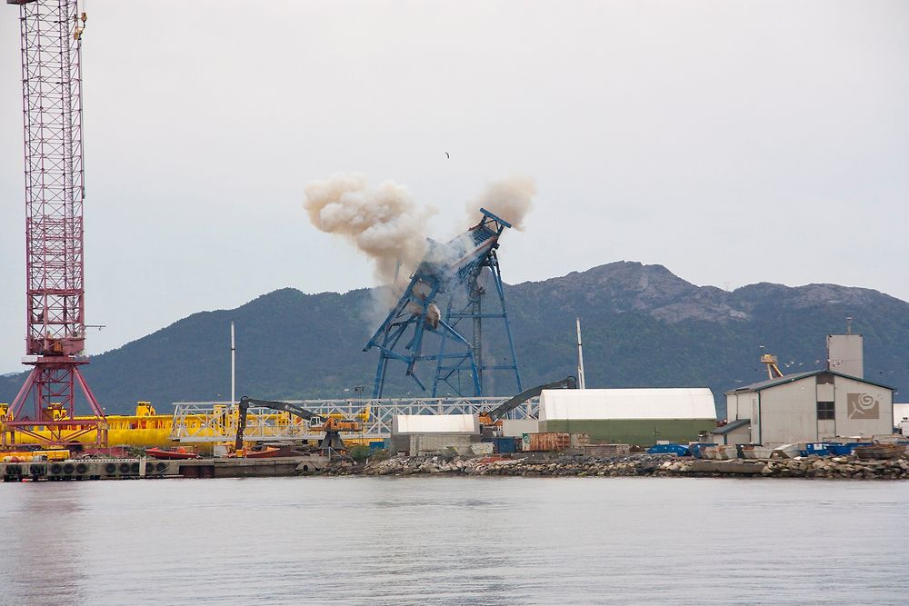 Rett før 1000 tonn treffeer bakken.  