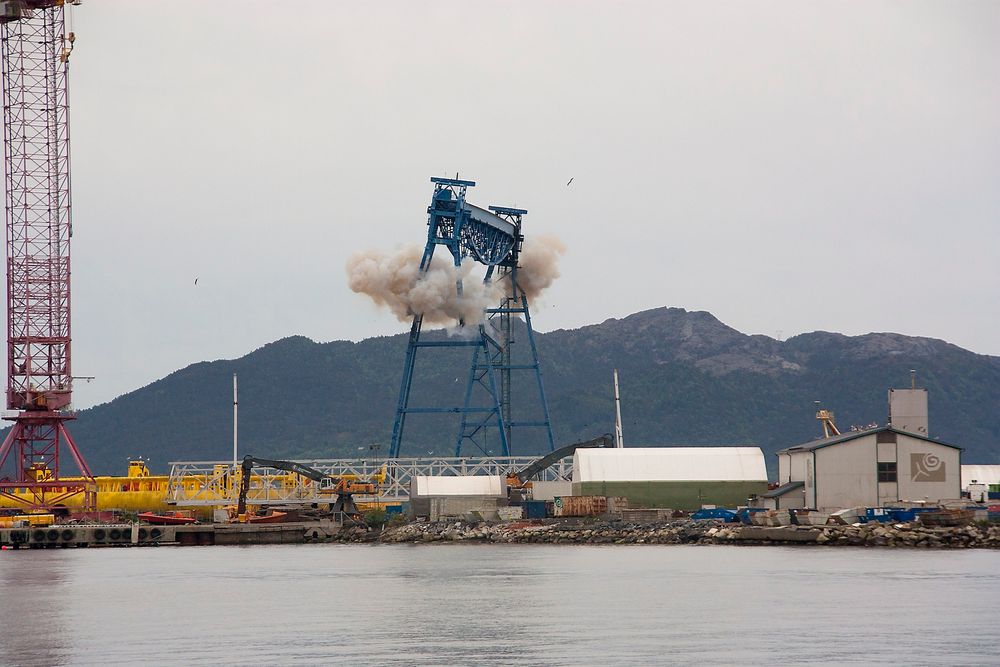 Ladningene har gjort jobben. Stålet er kuttet. 