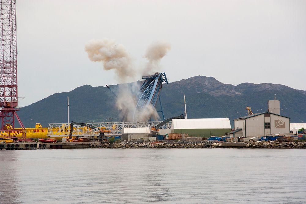 Tyngdekraften sørger for at delene av krana faller ned som beregnet. 