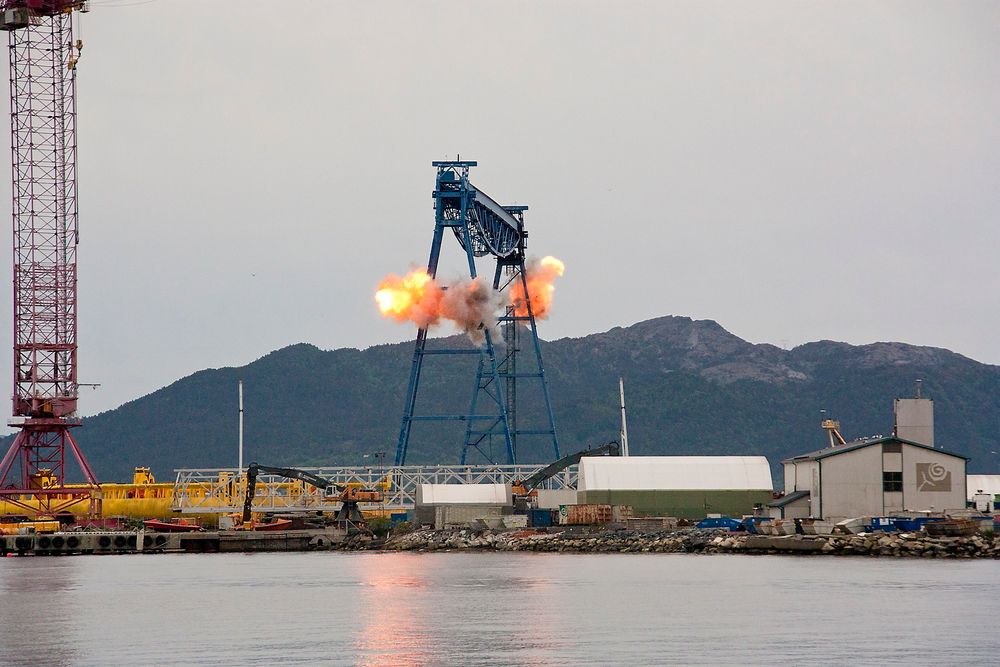 Med flere kilo C4 sprengstoff plassert på strategiske steder, fyres ladningene av og plasmajetstråle med konsentrert energi kutter stålet. 