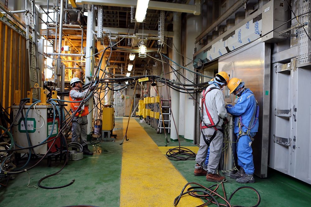 Nær 600 personer er om bord for å ferdigstille Valemon-dekket. 