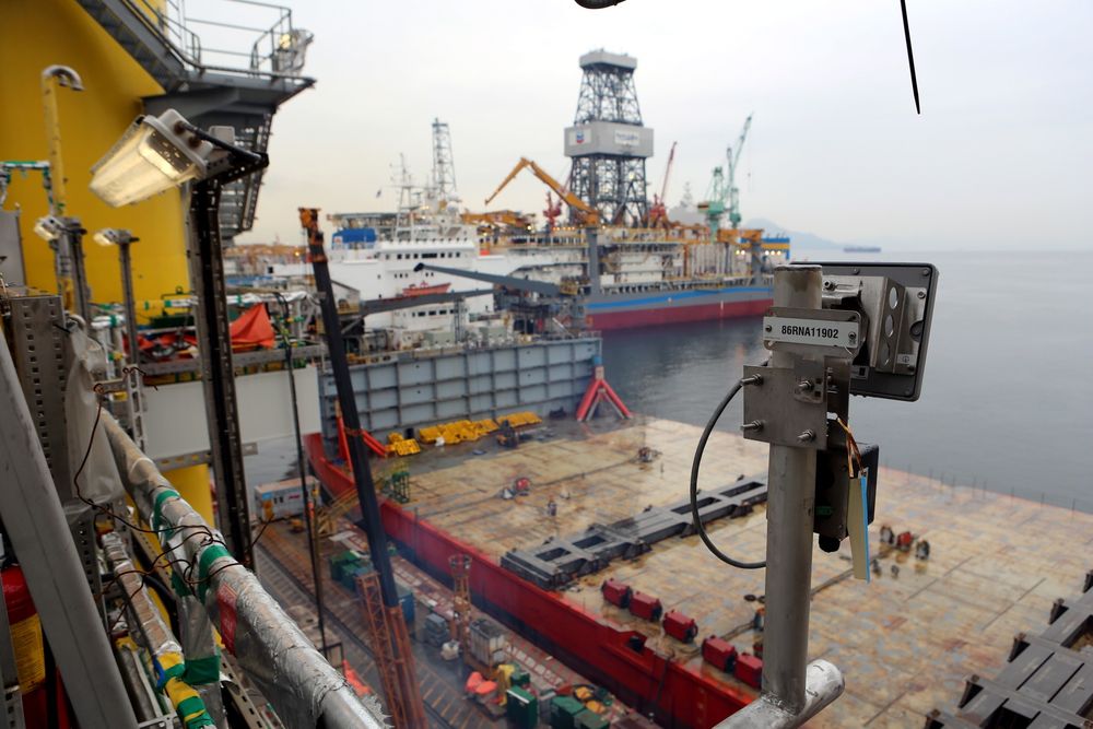 28. mai skal plattformdekket til Valemon etter planen skyves over på transportskipet. Her skal det sveises fast. 