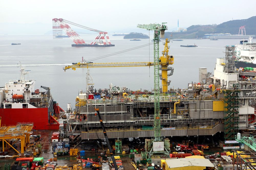 Bak Valemon-dekket ligger transportskipet Dockwise Triumph som snart skal frakte plattformdekket til Nordsjøen.