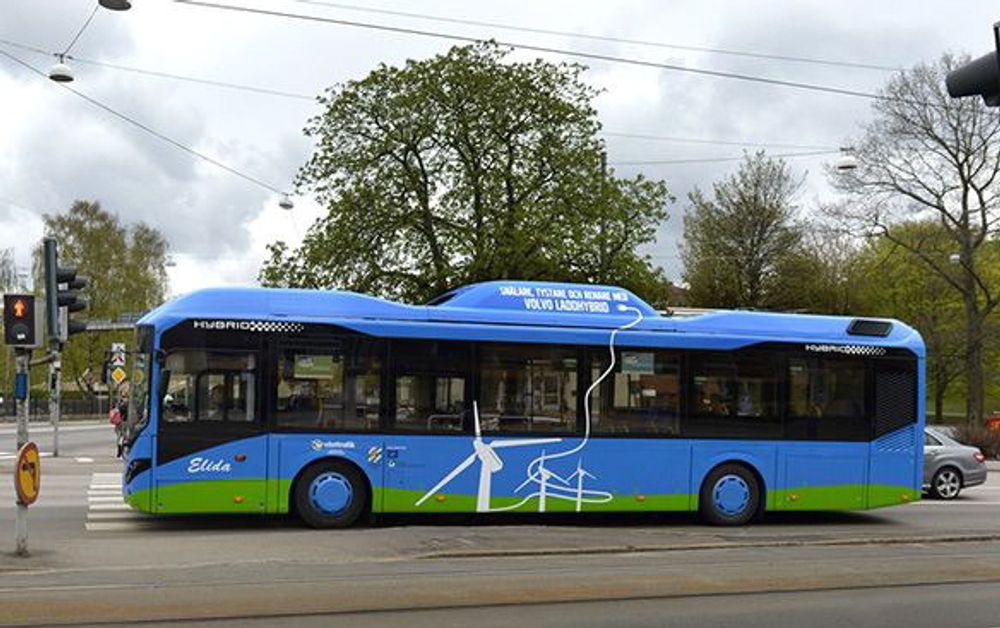 Om Volvo går videre i konkurransen vil deres plug-in hybridbuss kunne erstattes med en buss som lader mens den kjører på elveien. 
