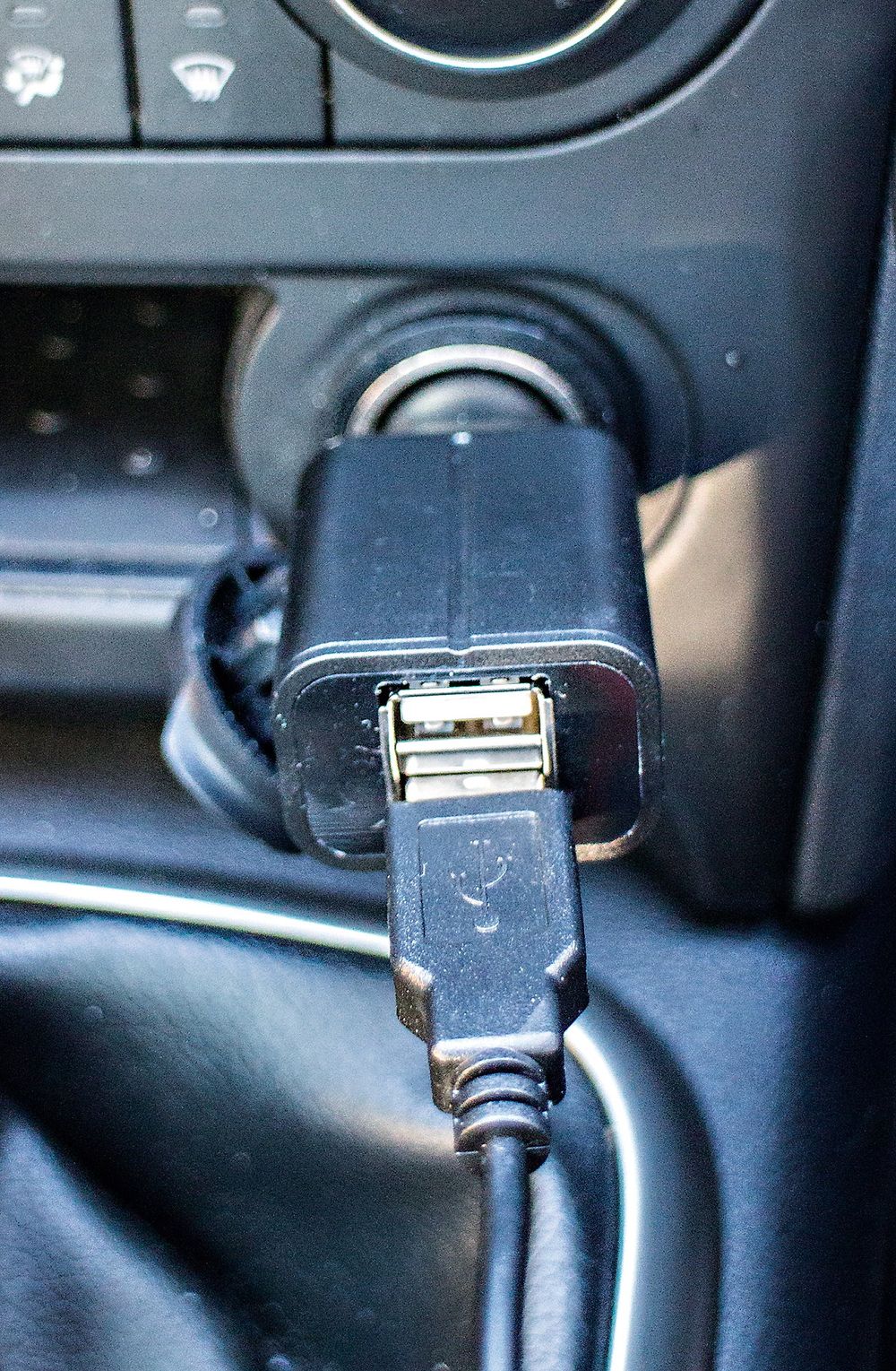 Strøm: 12-voltuttaket i bilen gir strøm til to 5 volt USB-kontakter. Det ener driver radioen, det andre kan du lade mobilen med.