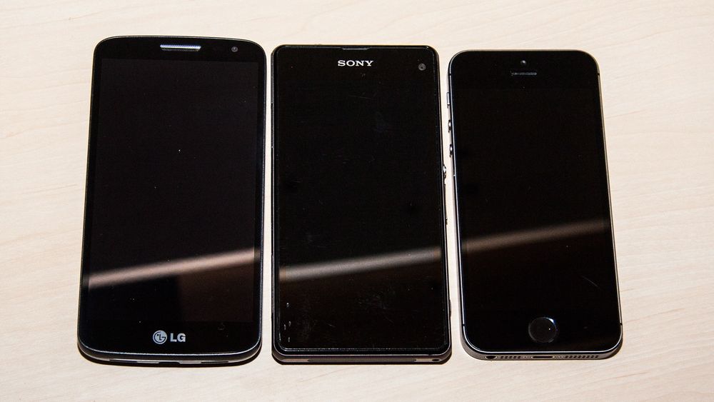 G2 Mini ved siden av Sony Xperia Z1 Compact (midten) og Apple iPhone 5S (venstre). 