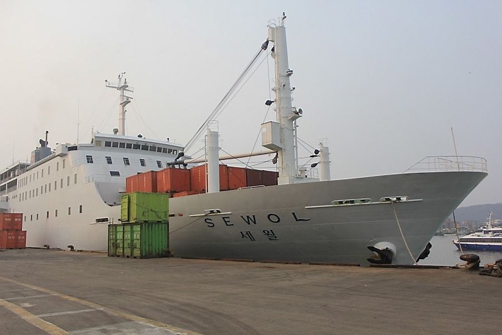 Dårlig sikret: Sewol hadde kapasitet til å ta 987 tonn last, det meste i form av containere. Det skal ha vært mellom 1500 og 3.600 tonn om bord. Søsterskipet Ohamana ble inspisert etter Sewol-forliset og fikk påpakning for dårlig sikringsutstyr for containere. 
