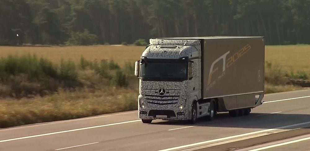 Torsdag demonstrerte Mercedes-Benz sin første selvkjørende lastebil i Tyskland.