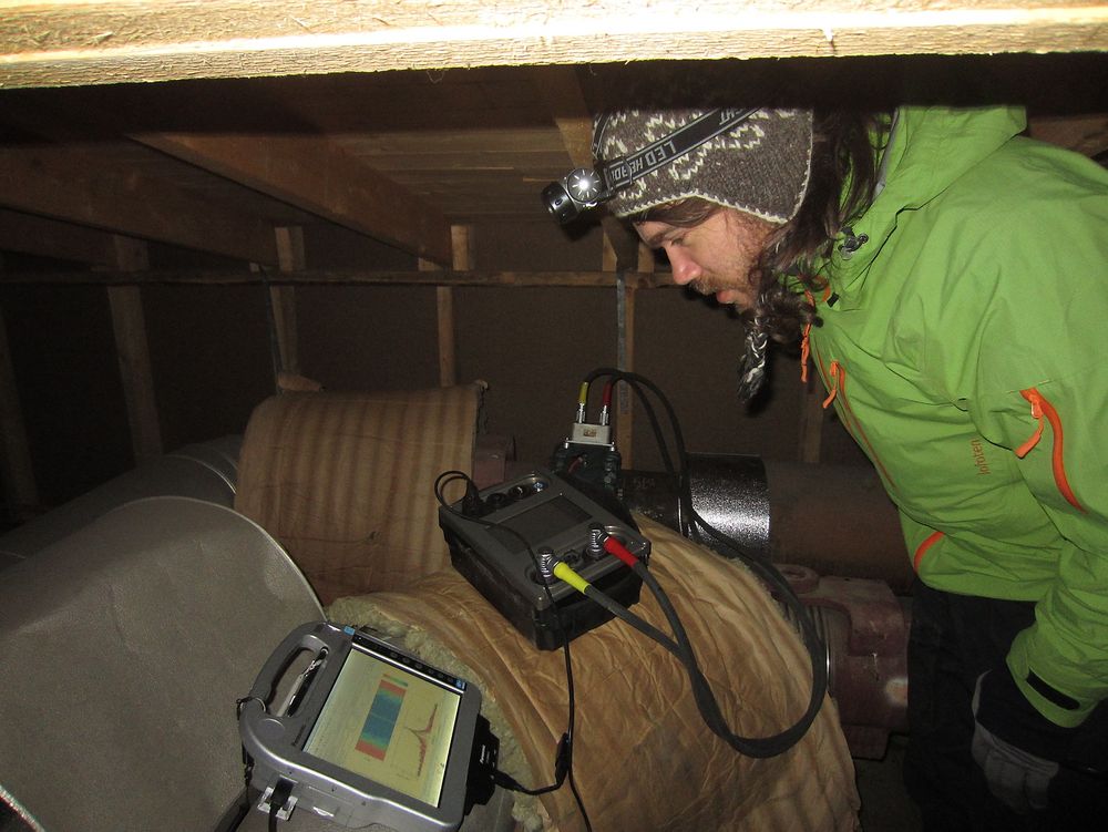 Anders Løvstad har gjort alt klart for lydbølgetesting av Svalbards fjernvarmerør. Foto: Multiconsult