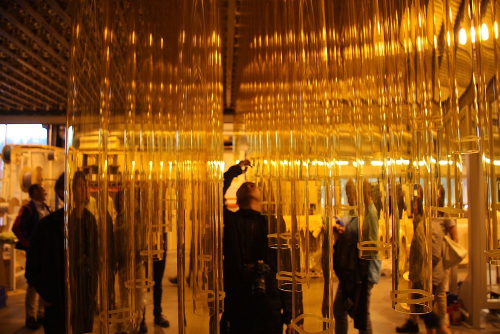 529 gule pleksiglassrør skal til slutt utgjøre en bevegelig kunstinstallasjon av et oljereservoar. Installasjonen skal først stå på ONS i Stavanger. Deretter skal den inn i Lundins nye lokaler. 