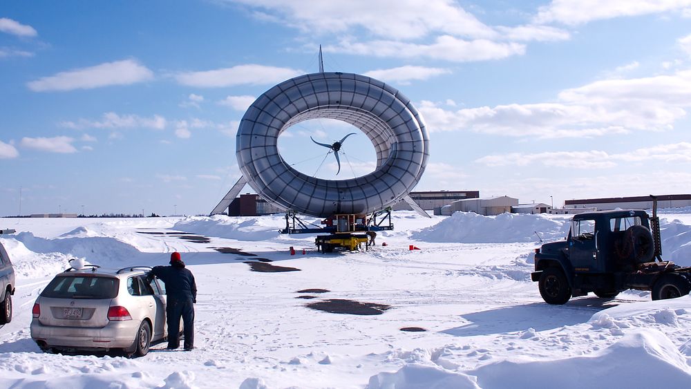 En gigantisk ballong med en fjærlett vindturbin i midten skal forsyne et avsidesliggende område i Alaska med strøm.