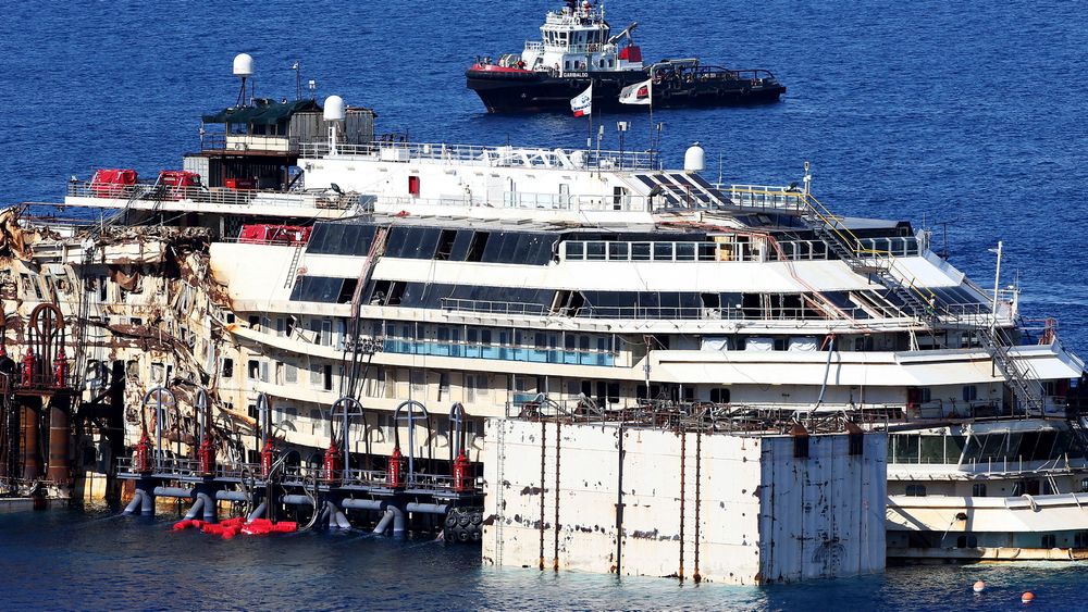 Costa Concordia ble hevet etter at det forliste ved øya Giglia utenfor Italia i 2012.