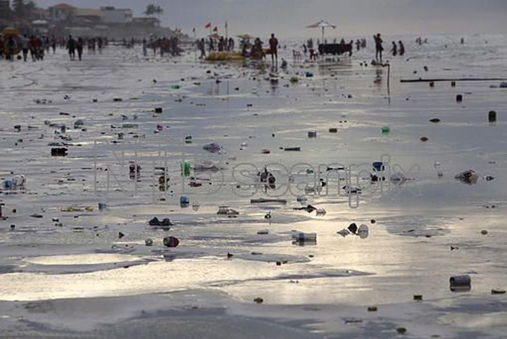  Søppelet flyter på stranden Atalaia i Brasil.