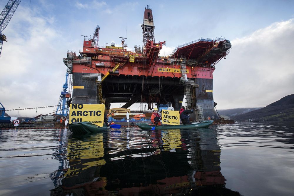 Riggen West Alpha er for tiden på vei til Karahavet i russisk Arktis. EU vil med de nye sanksjonene ramme russisk oljeleting og utvinning i arktiske områder. Tidligere i år aksjonerte Greenpeace mot riggen.