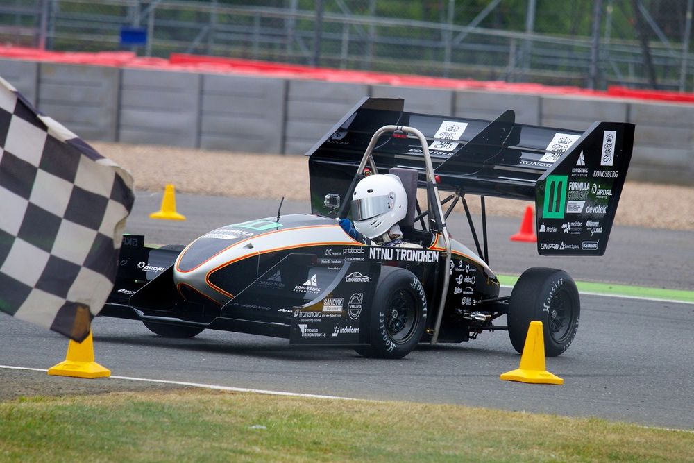  Etter å ha havnet på en imponerende 8. plass i Formula Student i Silverstone i England, er NTNU-laget nå i Tyskland, for å delta i en tilsvarende konkurranse her. 