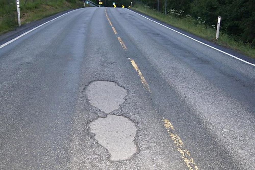 Dårlig binding mellom ny og gammel asfalt kan gi hull og skader på veien. 
