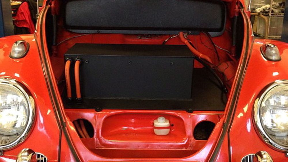 Fronten i Zelectrics boble benyttes til batterilagring. Batteriene er plassert her, under baksetet og der bensintanken en gang var for å fordele den økte vekten i bilen.