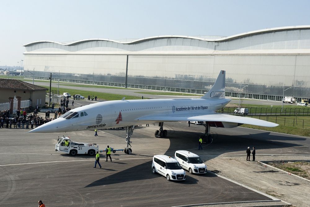 Concorde MSN-1 ble tauet inn i museumshangaren i mars i år. I bakgrunnen er A380-fabrikken. 