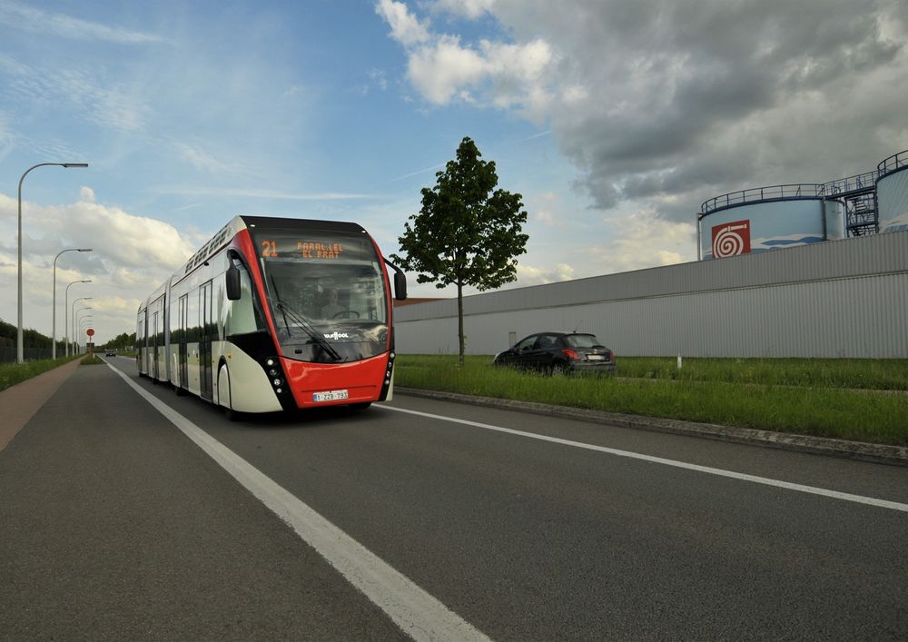 I løpet av høsten skal to slike 24 meter lange toleddede gass-elektriske hybridbusser settes i drift i Bergen sentrum. 