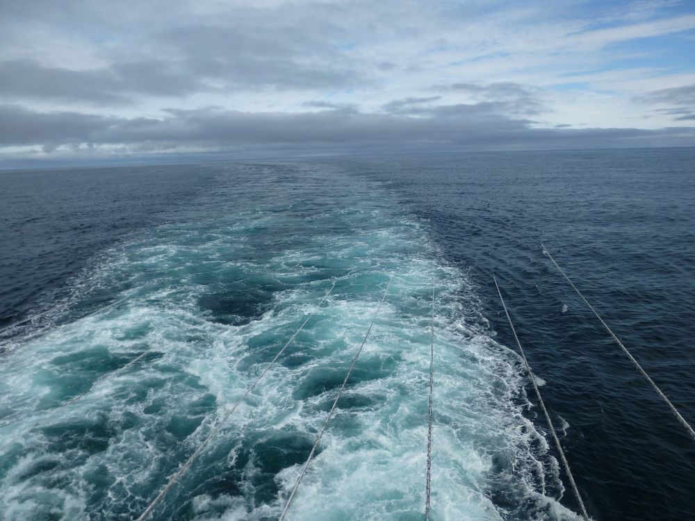 I GANG: Seismikk fungerer ved at en lydkanon sender trykkbølger ned mot bunnen. Refleksjonen fanges opp av sensorer i lange lyttekabler. Målet er å gi oljeselskapene bilder de kan forholde seg til i letingen etter olje og gass. Nå er TGS i gang med dette arbeidet i Barentshavet. 
