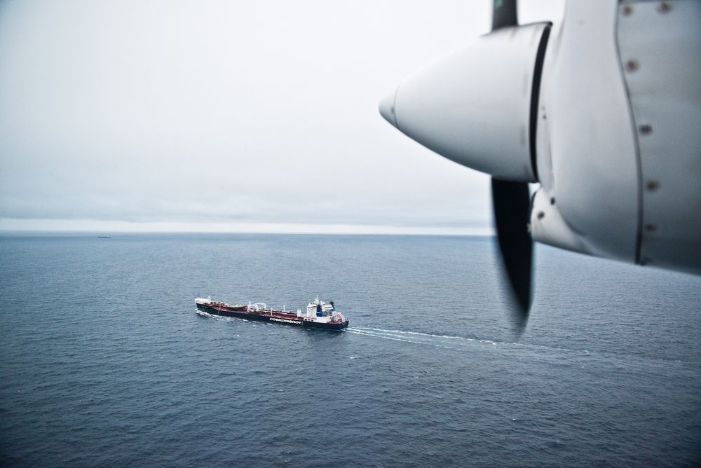 SKAL MØTES: Det er duket for aksjoner når Greenpeace-skipet Rainbow Warrior etter planen kommer inn i norske farvann i dag for å møte den spesialdesignede istankeren Mikhail Uljanov.