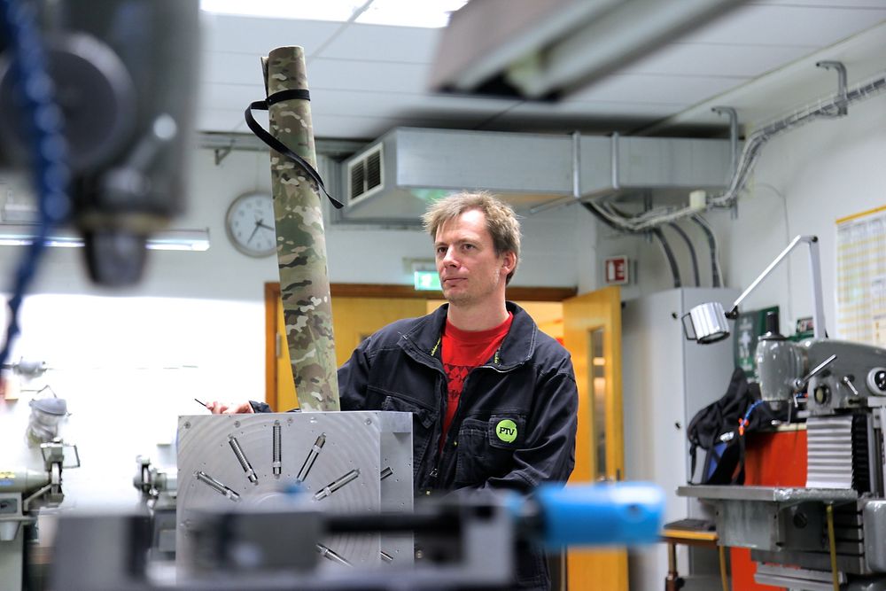 Master: Prosjektleder Bendik Sagsveen demonstrerer en anordning for ut- og sammenrulling av sammenrullbare master. Denne er laget på prototypverkstedet.