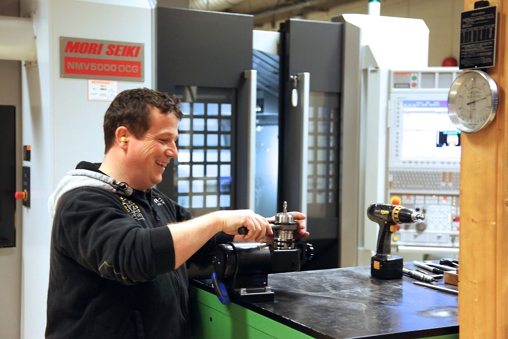 Datastyrt: CNC-maskiner former ulike metaller automatisk etter tegninger og modeller fra planleggingskontorene i etasjen over verkstedet. Denne 5D-freseren opereres blant annet av PTV-ansatte Fredrik Hansen.