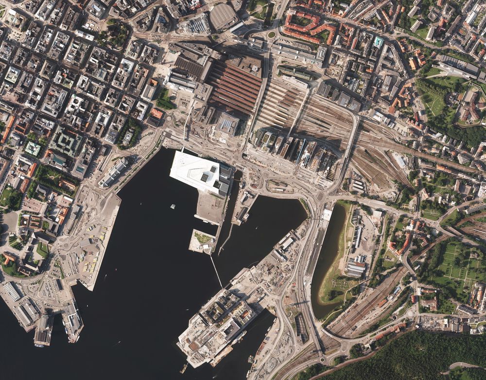 Kvadraturen i Oslo (til venstre i bildet) består av mange eldre murbygninger fundamentert på treflåter. Foto: Norge i bilder, Kartverket, GE