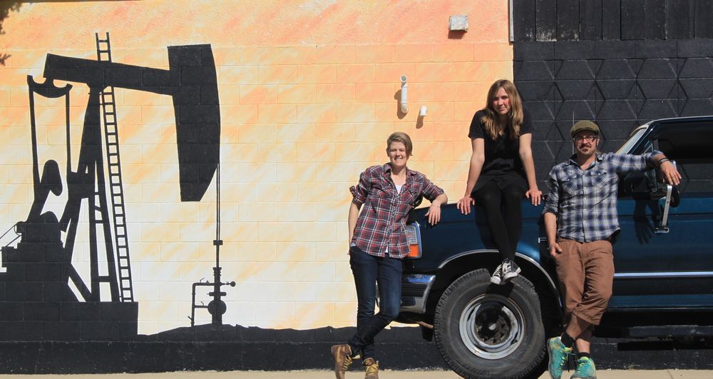 Dokumentarfilmen Den gode naboen handler om Statoils oljesandprosjekt, og er laget av regissør Astrid Schau-Larsen, produsent Julie Strand Offerdal og produksjonsassistent Gilbert Goulet. 