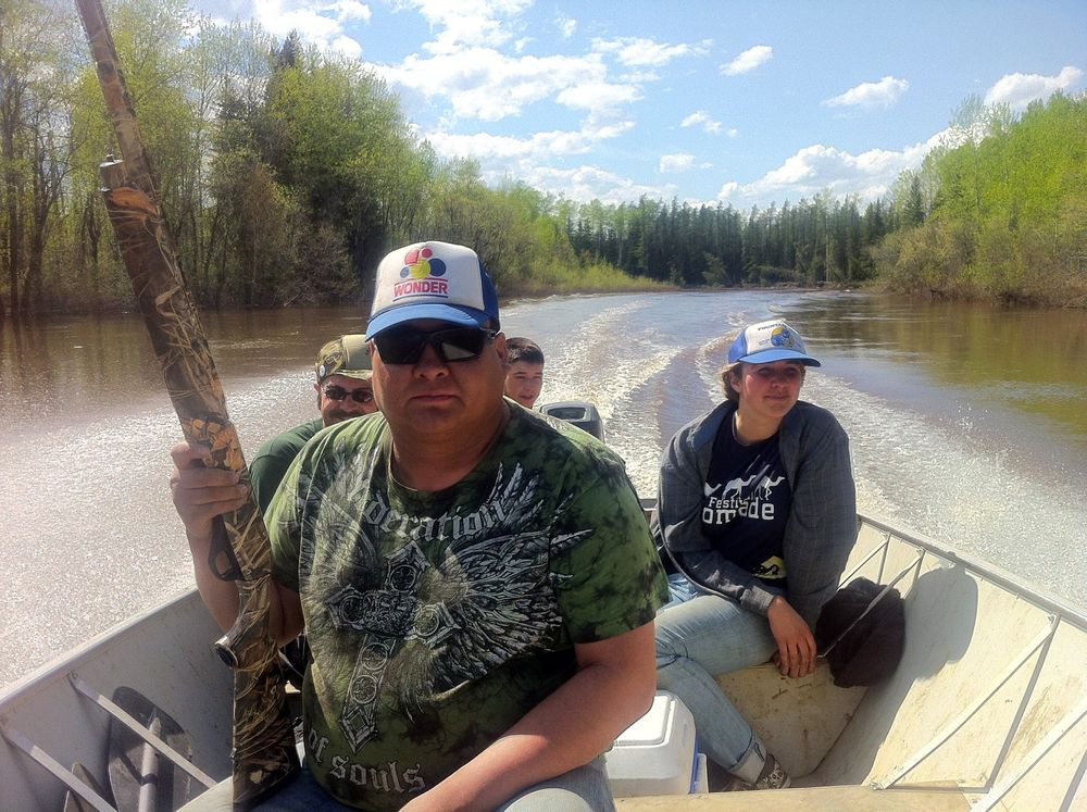 I dokumentarfilmen "Den gode naboen" møter filmteamet en rekke av Statoils naboer. En av dem er Wesley Cardinal, her på andejakt. 