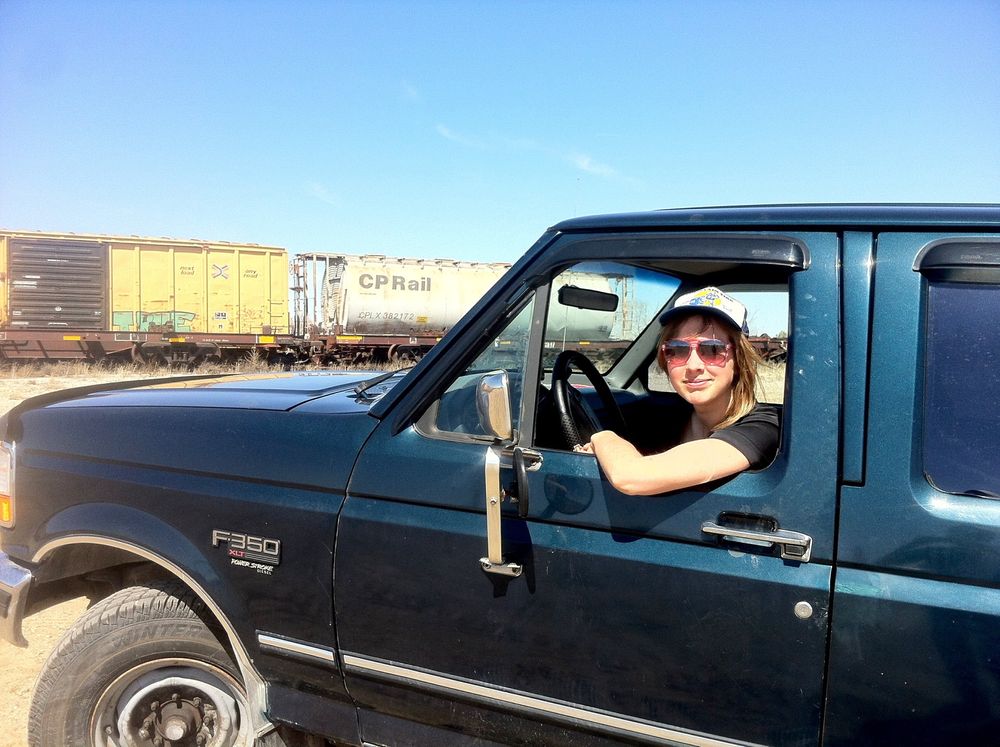 Julie Strand Offerdal konverterte en dieseldrevet Ford F350 til å kunne gå på brukt frityrolje. Hun og filmcrewet kjørte over 10.000 kilometer for å snakke med Statoils oljesandnaboer i Canada. 