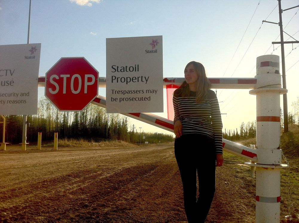 Her, ved inngangen til Statoils oljesandanlegg i Canada møtte Julie Strand Offerdal stengte porter. 