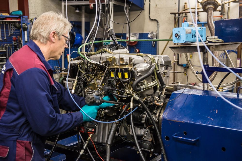 Inne i en testcelle på Bjerkvik Tekniske Verksted (BTV) går motorene gjennom tester før de settes tilbake i beltevognene. I løpet av en sju-timers testkjøring kontrolleres blant annet turtall, temperatur og effekt. 