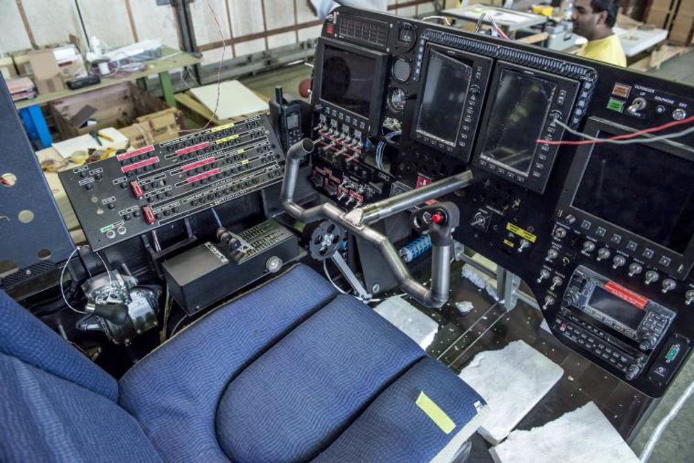 Cockpiten er trang, men ergonomisk utformet. Setet er av samme typen som brukes i Business Class på kommersielle fly for maks komfort. 